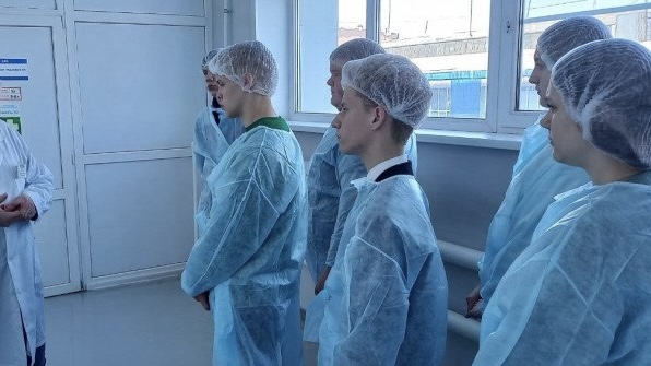 В рамках Дня открытых дверей  школьники республики посетили акционерное общество «Биохимик» с ознакомительной экскурсией. 